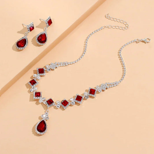 Set Rode Druppels met choker en hangoorbellen in goud