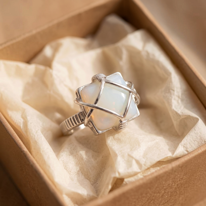 Ring met wit opaal in draadzetting | Witgoud