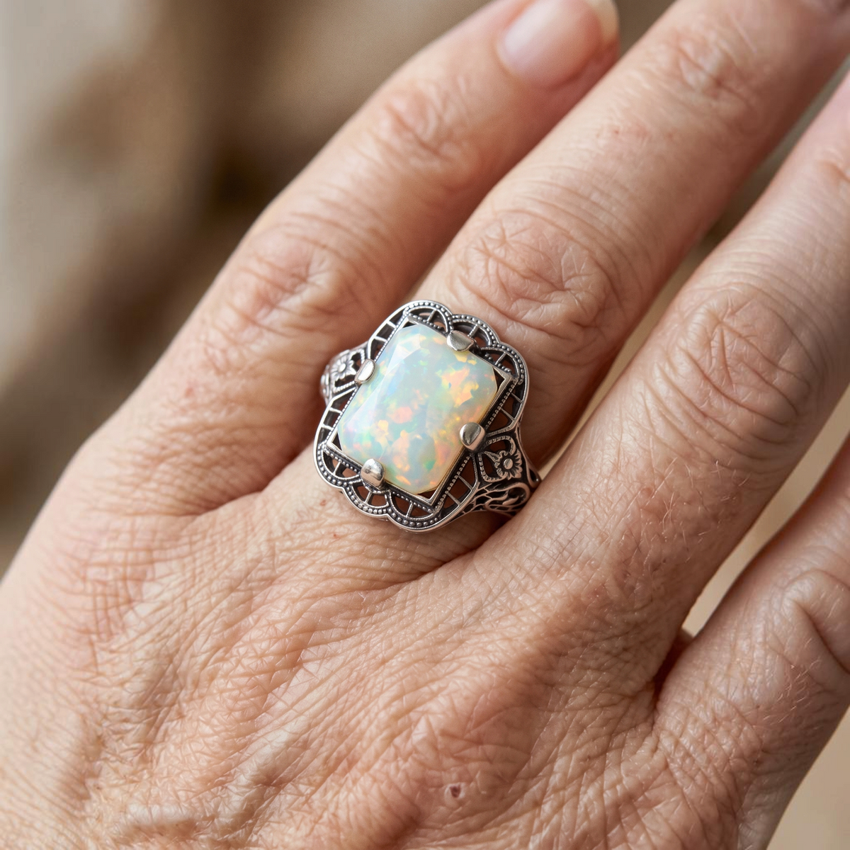 Filigraan ring met wit opaal | Witgoud