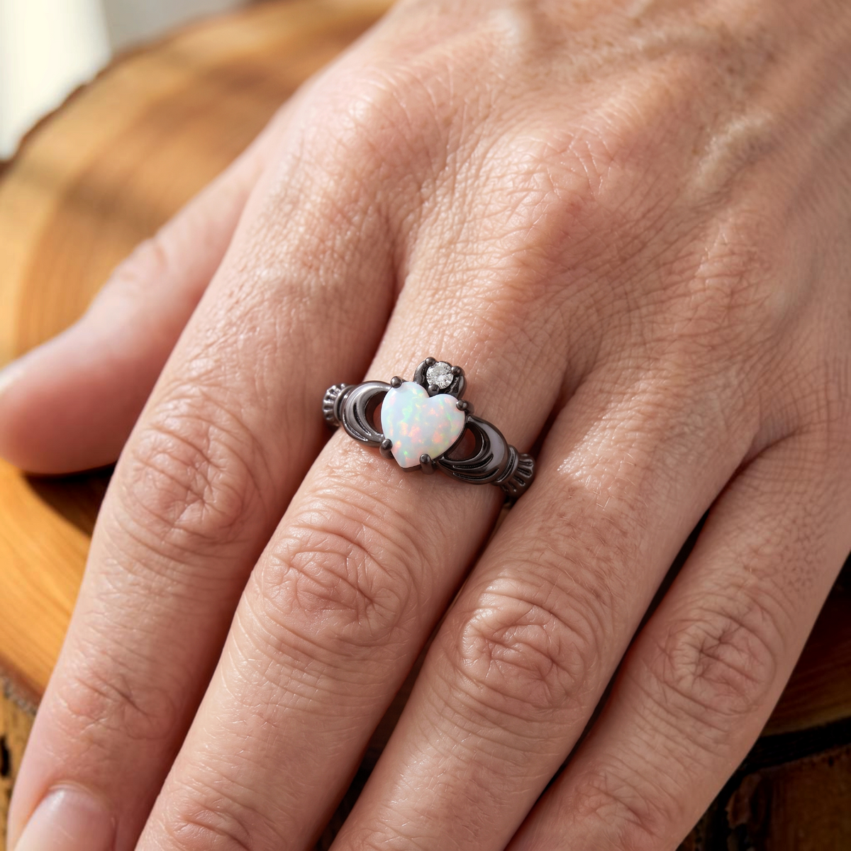 Claddagh-ring met opalen hart | Zwart goud