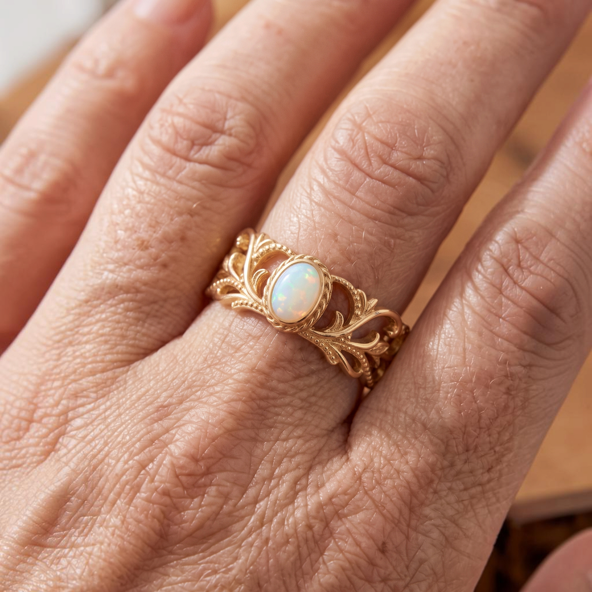 Verstelbare ring met wit opaal en bladranken | Goud