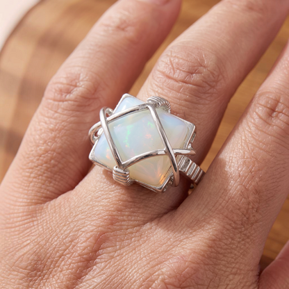 Ring met wit opaal in draadzetting | Witgoud